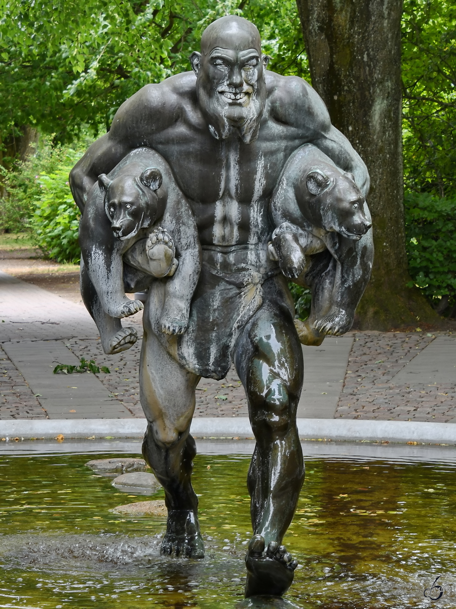  Der gute Coup  ist eine Statue des Bildhauers Carl Johan Bonnesen aus dem Jahre 1925. (Aalborg, Juni 2018)