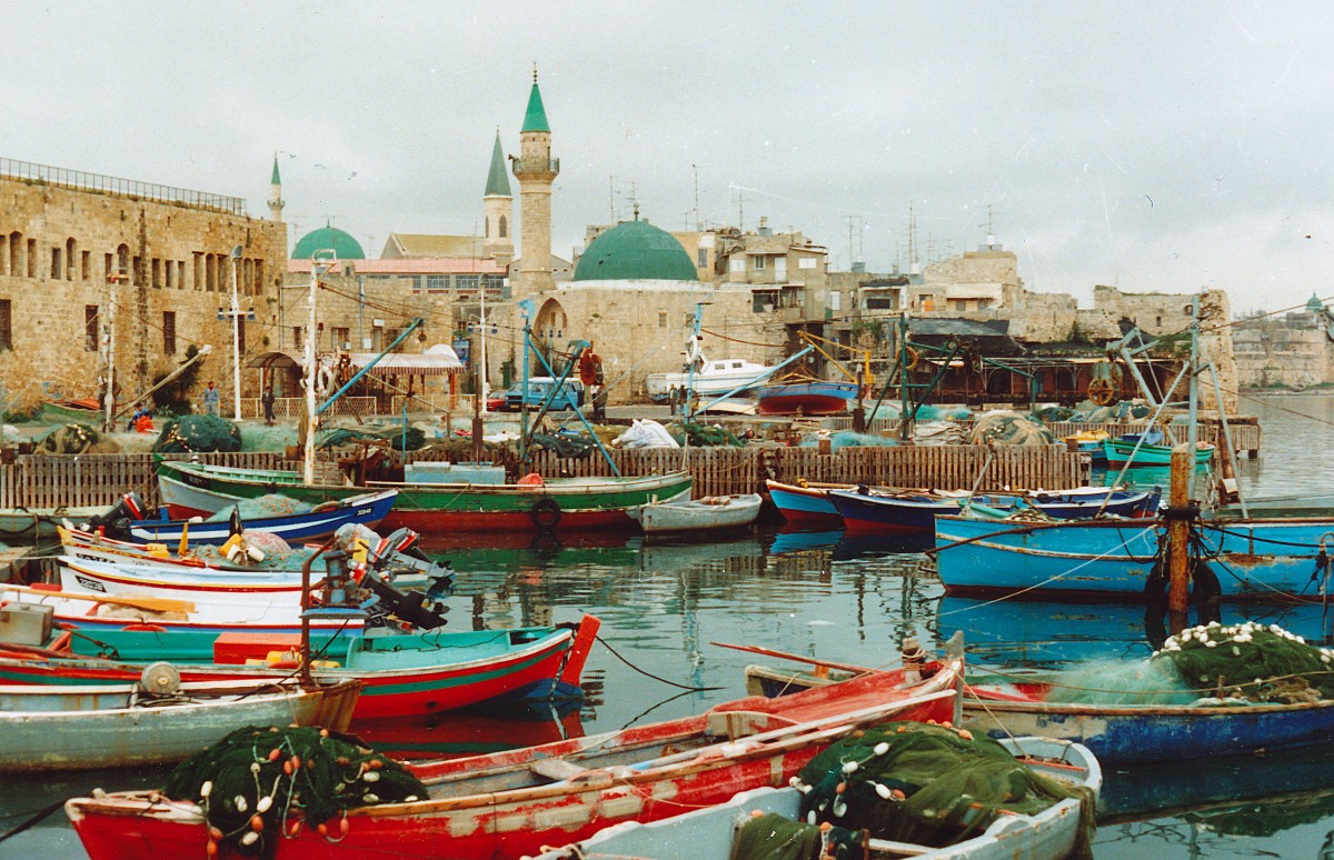 Der Hafen und die Al-Seituna-Moschee in der Altstadt von Akko. Aufnahme: Februar 1987 (digitalisiertes Negativfoto).