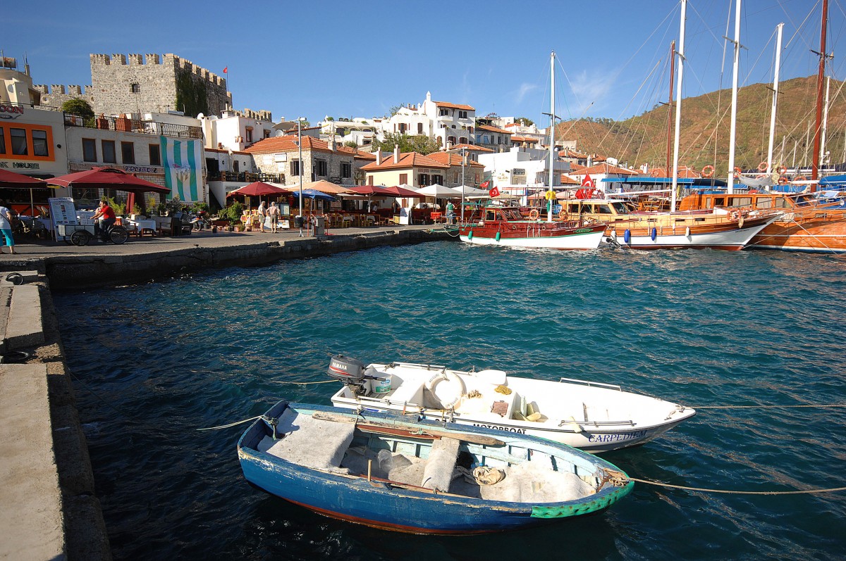 Der Hafen und die Altstadt von Marmaris. Aufnahme: Oktober 2010.