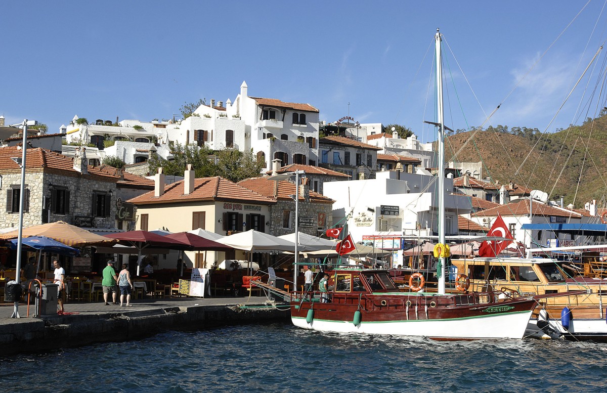 Der Hafen und die Altstadt von Marmaris. Aufnahme: Oktober 2010.