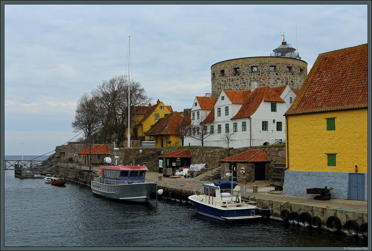 Der Hafen von Christians, Hauptinsel der Erbseninseln, wird vom  Groen Turm  bewacht der gleichzeitig auch Leuchtturm ist. Er wurde im Jahr 1800 beim Ausbau der abgelegenen Inselgruppe als Seefestung errichtet. Heute wohnen etwa 90 Menschen auf den beiden bebauten Inseln Christians und Frederiks. Im Sommer sind die Inseln nrdlich von Bornholm ein beliebtes Touristenziel, am windigen 24.04.2019 bringt die Fhre allerdings nur eine Hand voll Besucher.