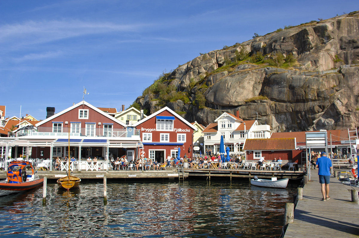 Der Hafen von Fjllbacka. Die bekannte schwedische Schriftstellerin Camilla Lckberg wurde in Fjllbacka geboren. Auch ihre Kriminalromane spielen in der Gegend ihres Geburtsorts.
Aufnahme: 1. August 2017.