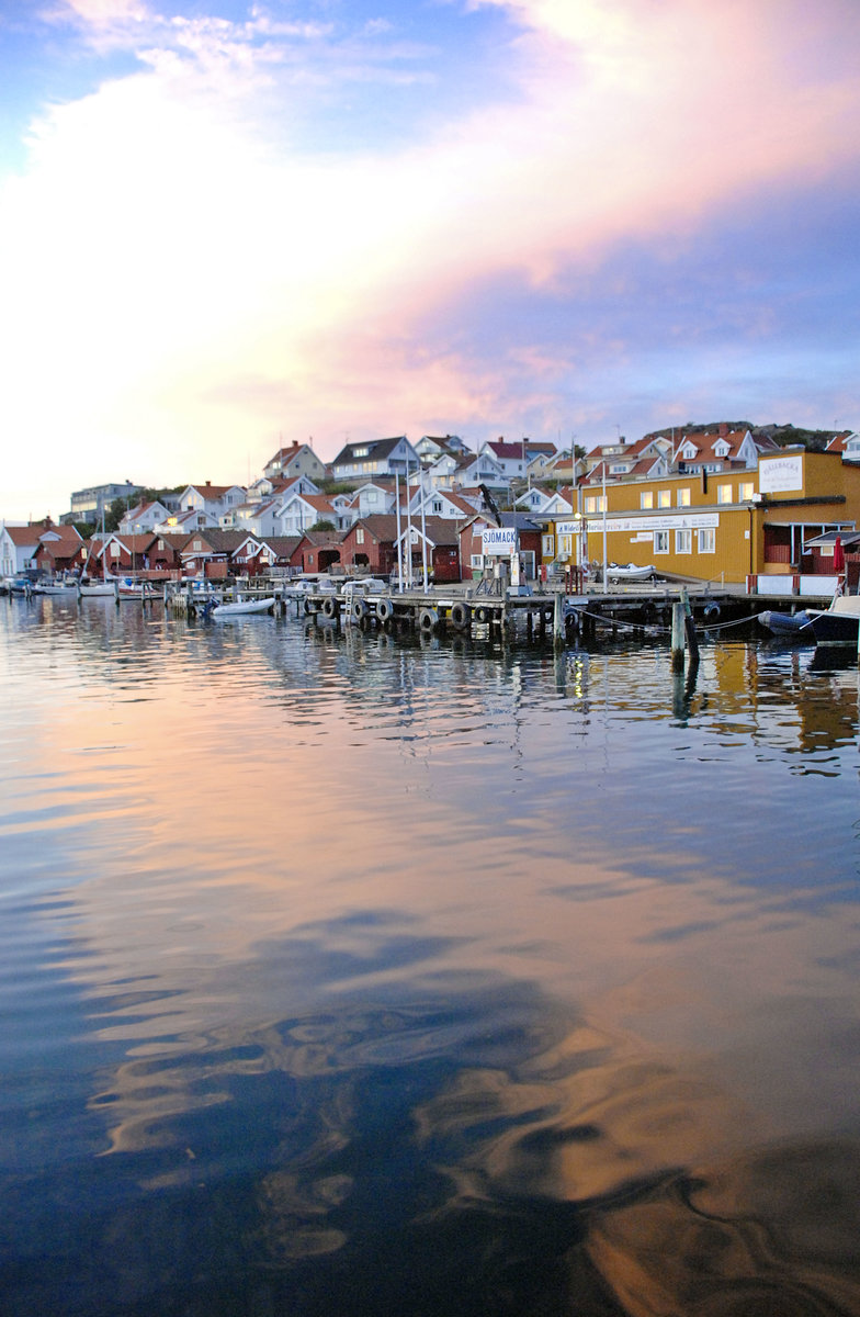 Der Hafen von Fjllbacka. Die kleine Ortschaft gehrt zu den touristisch bekannten Orten an der schwedischen Westkste. Der Ort in der Gemeinde Tanum liegt etwa 130 Kilometer nrdlich von Gteborg und etwa 25 Kilometer von der norwegischen Grenze entfernt.
Aufnahme: 1. August 2017.