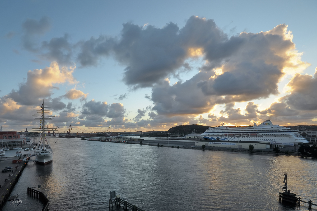 Der Hafen in Gteborg, links das Hotel- und Segelschiff Viking und rechts das Kreuzfahrtschiff AIDA cara. (August 2010)