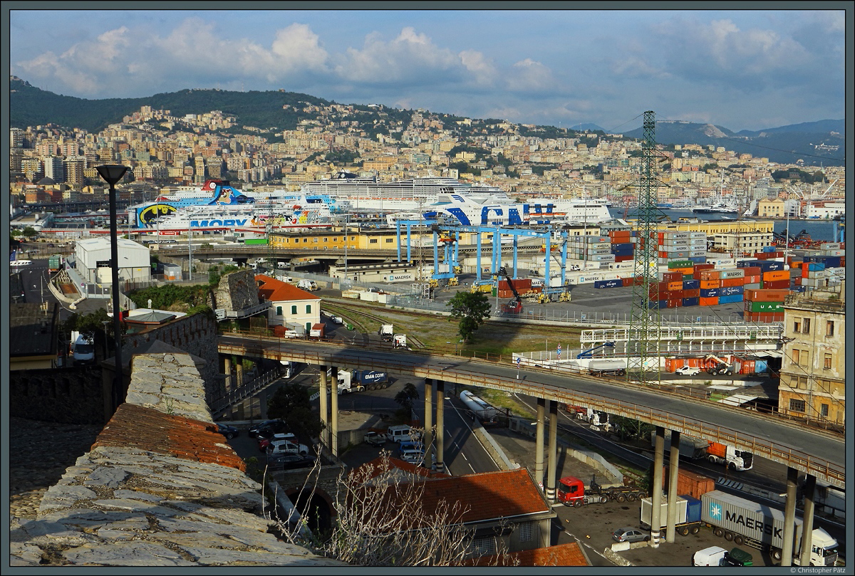 Der Hafen hatte schon seit der Antike groe Bedeutung fr Genua. Entsprechend wurde er auch mittels Festungen gesichert. Reste der alten Festungsanlagen sind noch heute in den weitlufigen Hafenanlagen sichtbar, unterbrochen durch zahlreiche Brcken und Tunnel. Whrend rechts im Vordergrund Container verladen werden, befindet sich im Hintergrund der Anlegeplatz fr Fhren und Kreuzfahrtschiffe. (Genua, 22.09.2018)