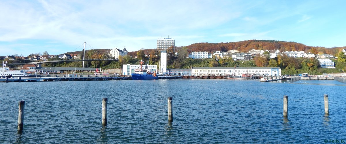 Der Hafen von Sassnitz, links im Hintergrund: die Riesenhngebrcke, in der Mitte: Rgenhotel und rechts: klassische alte Seebderarchitektonische Huser von Sassnitz. Bild ist von der Mole aus gemacht am 30.10.2016