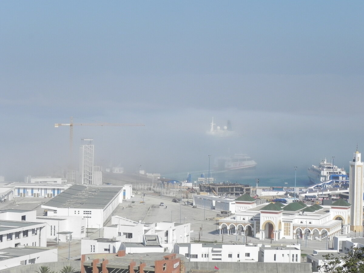 Der Hafen von Tanger (Marokko)  am 06.10.2016. Der Hafen liegt im Nebel, trotzdem sind die Aufbauten von MS Albatros zu erkennen.