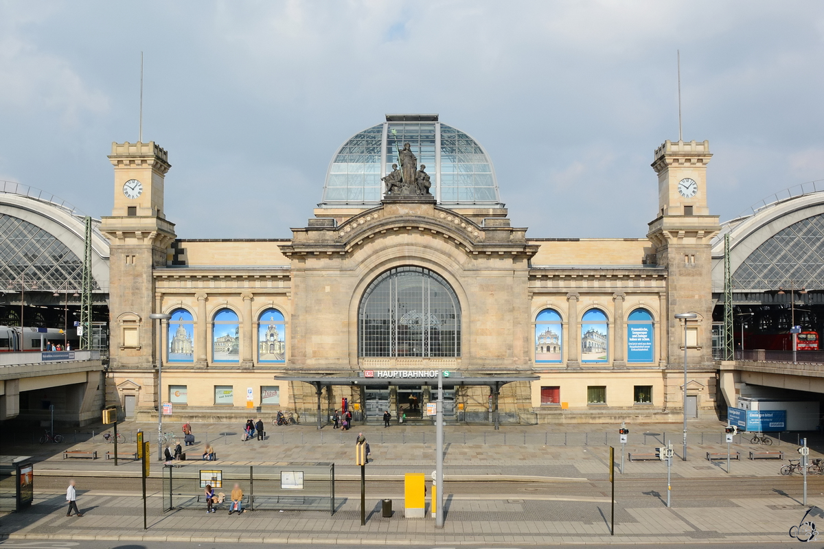 Der Hauptbahnhof in Dresden wurde 1898 erffnet. (April 2014)