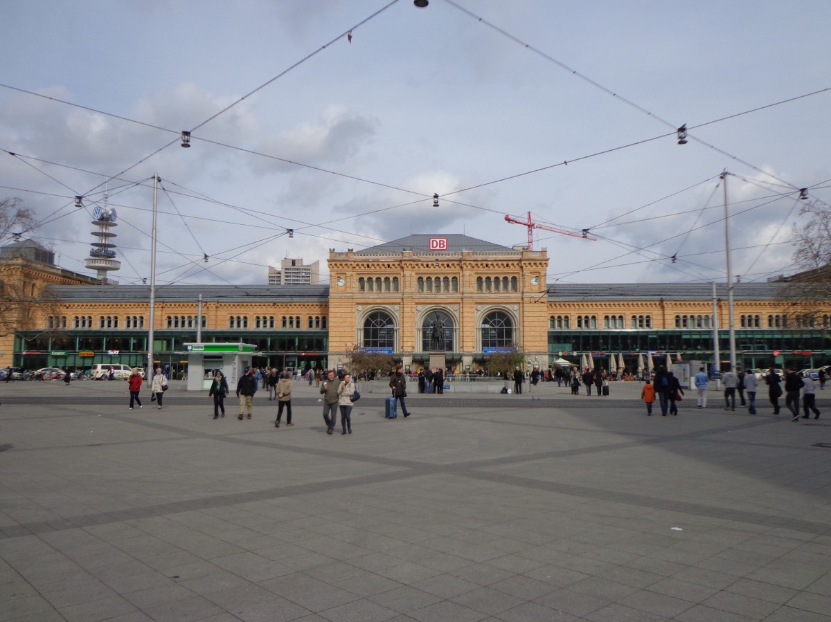 Der Hauptbahnhof Hannover mit dem Ernst-August-Platz am 23.03.14