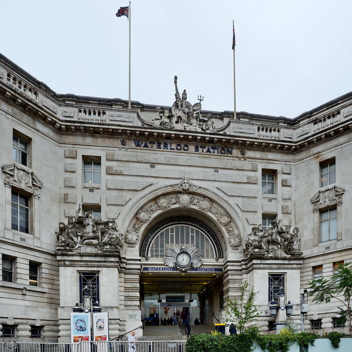 Der Haupteingang des 1848 erffneten Londoner Bahnhofs Waterloo. (September 2013)