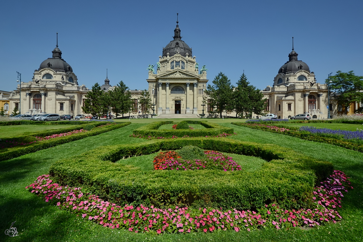 Der Haupteingang des Szchenyi-Heilbades, welches  von 1909 bis 1913 erbaut wurde und in fnf Bder unterteilt ist. (Budapest, August 2013)