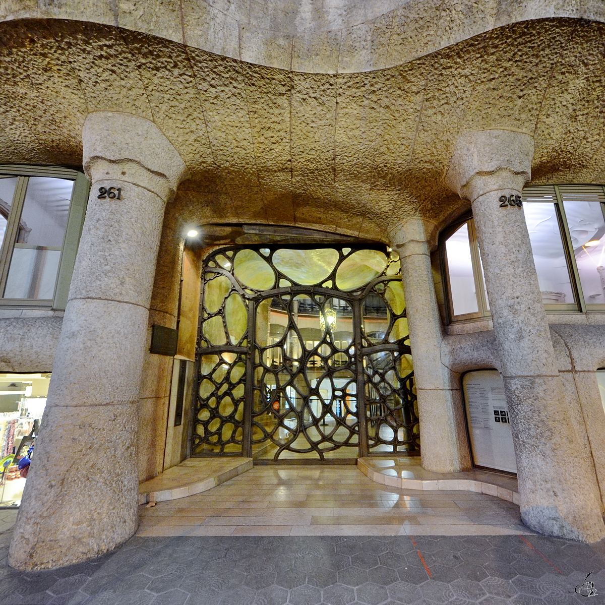 Der Haupteingang der in den Jahren 1906 bis 1912 errichteten Casa Mil. (Barcelona, Februar 2012)