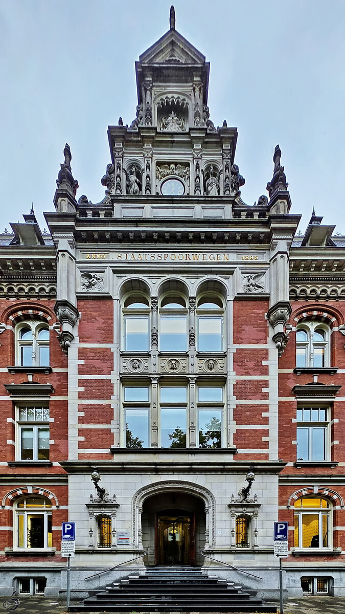 Der Haupteingang der  Tulpenburg (Tulpenburgh) , einem im Jahr 1895 im Stil der Neorenaissance erbauten Verwaltungsgeb�ude der Niederl�ndischen Eisenbahn (Maatschappij tot Exploitatie van Staatsspoorwegen). (Utrecht, September 2026)