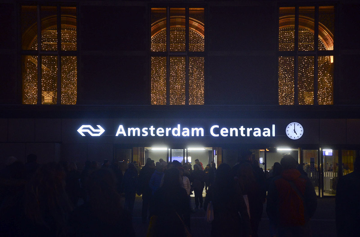 Der Haupteingang zum Amsterdam Centraal Station am Abend. Aufnahme: 3. Januar 2017.