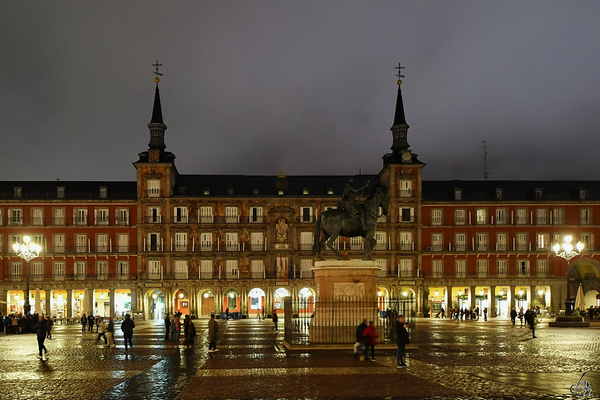 Der Hauptplatz (Plaza Mayor) von Madrid ist ein rechteckiger Platz mit einer Lnge von 129 Meter und Breite von 94 Meter. (November 2022)