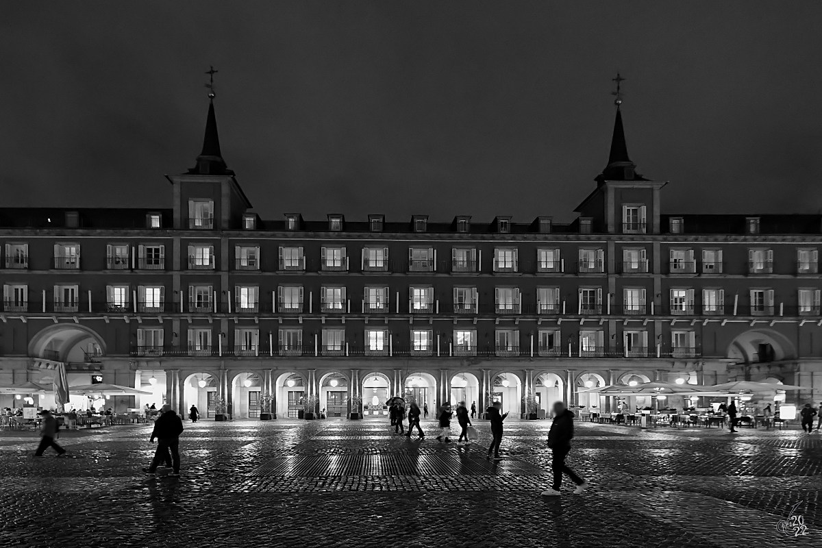 Der Hauptplatz (Plaza Mayor) von Madrid ist ein rechteckiger Platz mit einer Lnge von 129 Meter und Breite von 94 Meter. (November 2022)