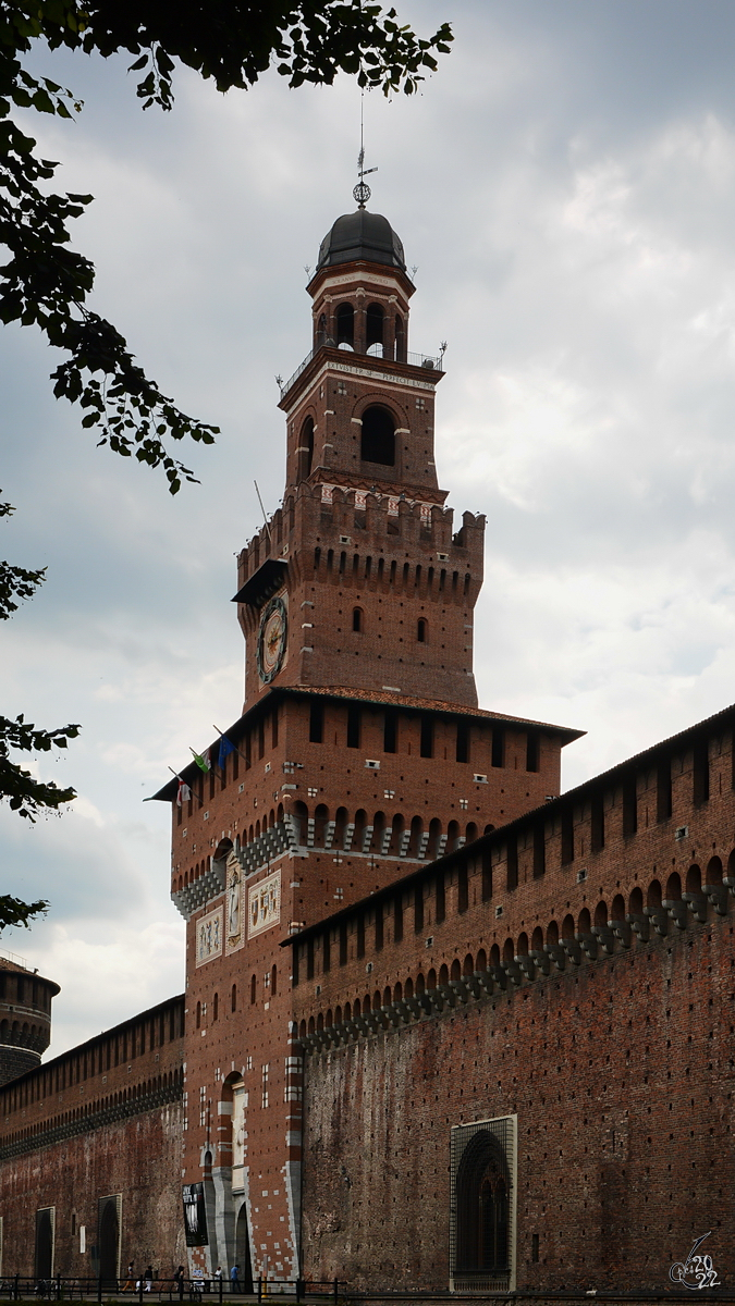 Der Hauptturm  Torre del Filarete  des mittelalterlichen Castello Sforzesco. (Mailand, Juni 2014)