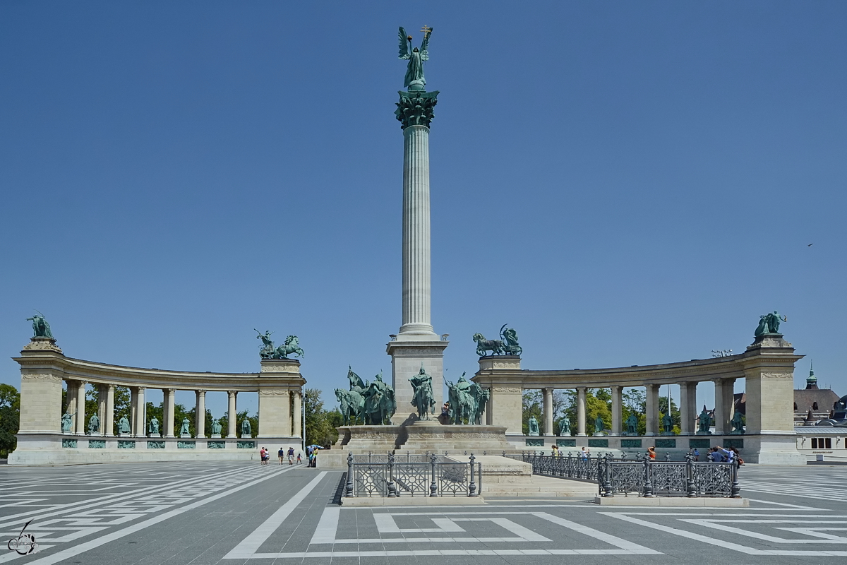 Der Heldenplatz (Hősk tere) in Budapest wird von dem 36 Meter hohen Millenniumsdenkmal dominiert. (August 2013)
