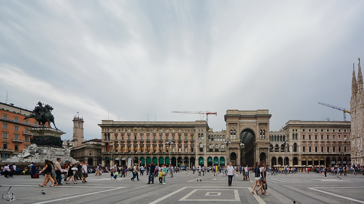 Der in der heutigen Form im 19. Jahrhundert entstandene Domplatz (Piazza del Duomo) ist der zentrale Hauptplatz von Mailand. (Juni 2014)