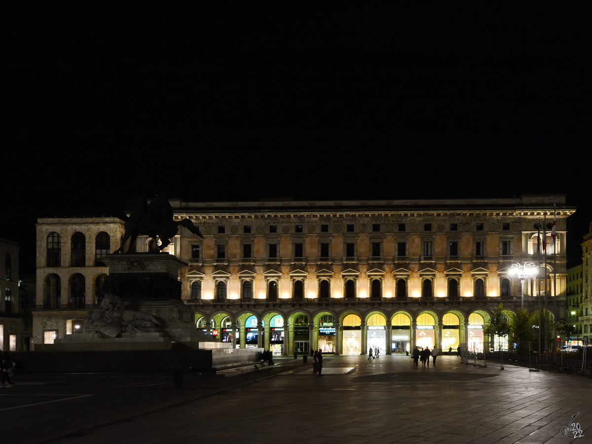 Der in der heutigen Form im 19. Jahrhundert entstandene Domplatz (Piazza del Duomo) ist der zentrale Hauptplatz von Mailand. (Juni 2014)