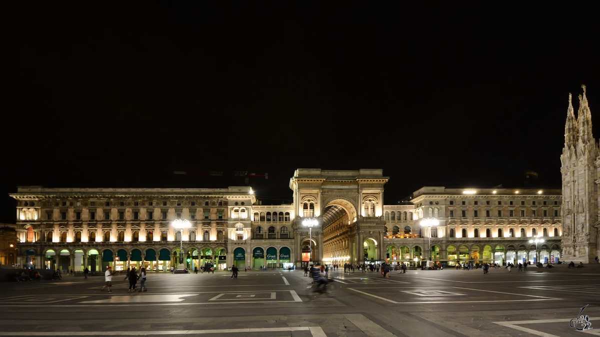 Der in der heutigen Form im 19. Jahrhundert entstandene Domplatz (Piazza del Duomo) ist der zentrale Hauptplatz von Mailand. (Juni 2014)