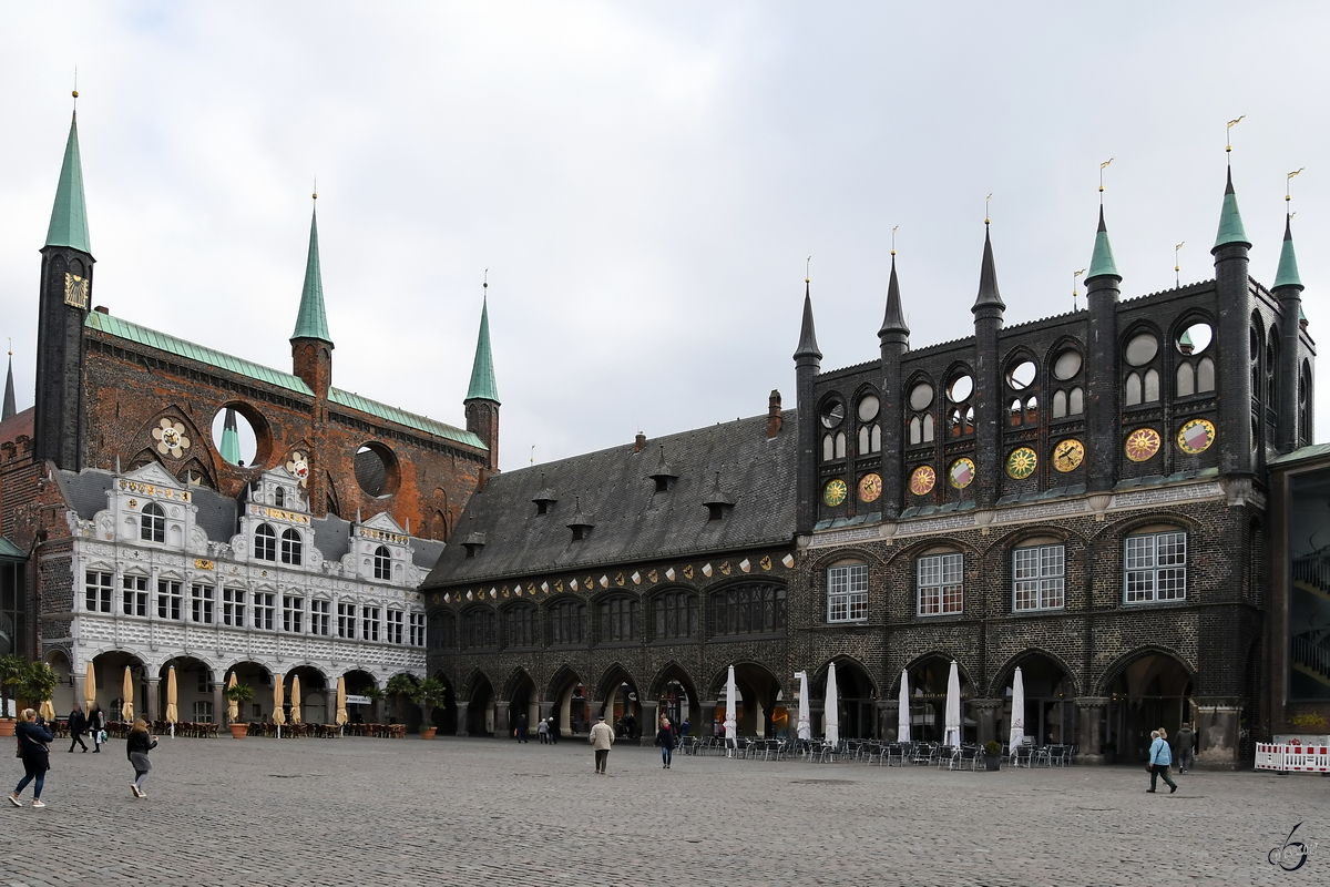 Der historische Marktplatz in Lbeck mit dem sptgotischem Rathaus. (April 2019)