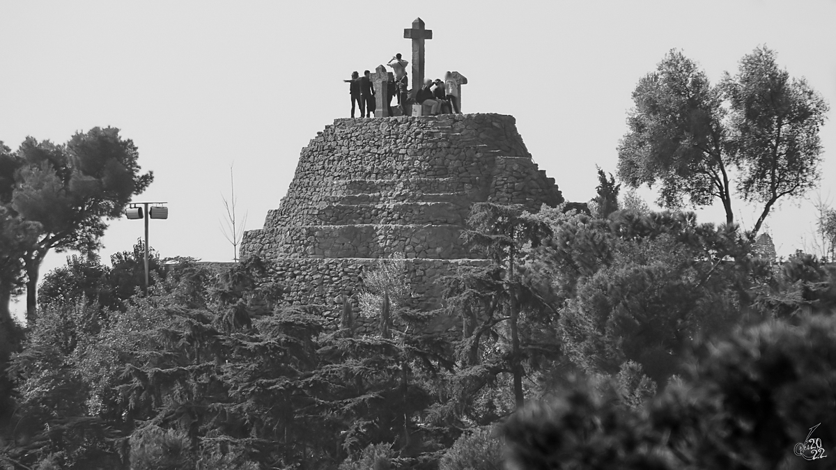 Der Hgel der drei Kreuze (Tur de les Tres Creus) ist ein auf losem Gerll errichteter Aussichtspunkt in Barcelona. (Februar 2012)