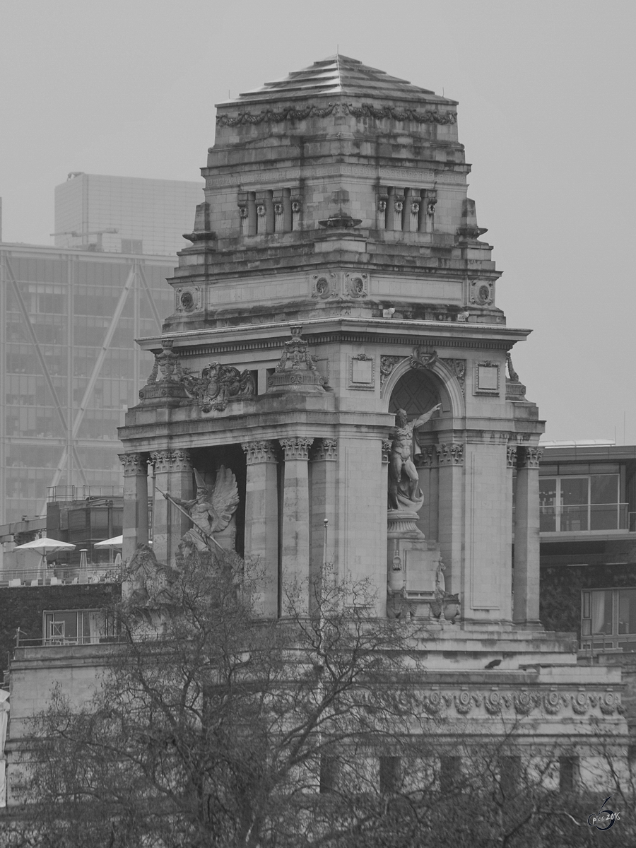 Der imposante Turm des Hotels  Four Seasons  am 10 Trinity Square in London. (Mrz 2013)