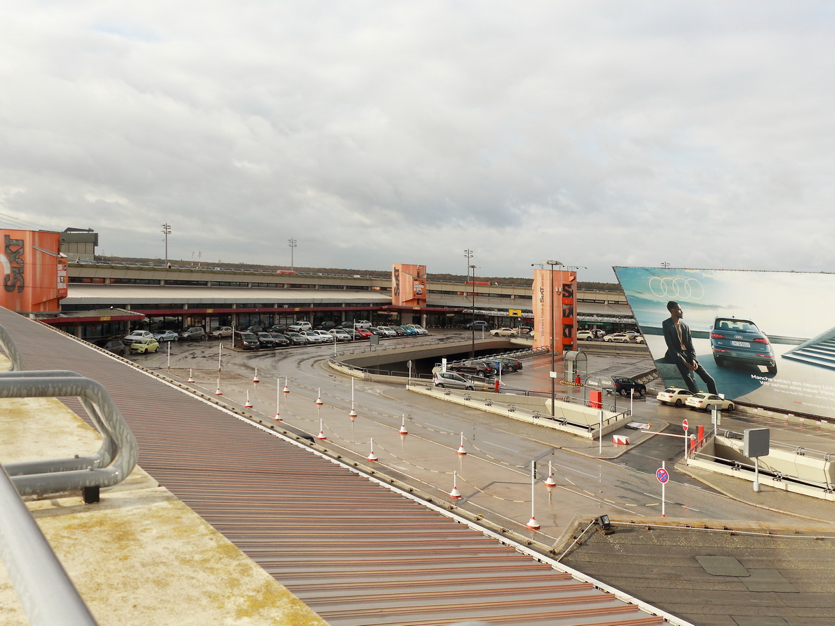 Der Innenbereich fr Fahrzeuge bzw. Taxen im Flughafen Berlin-Tegel  Otto Lilienthal  (TXL) in Berlin am 29. Oktober 2020.