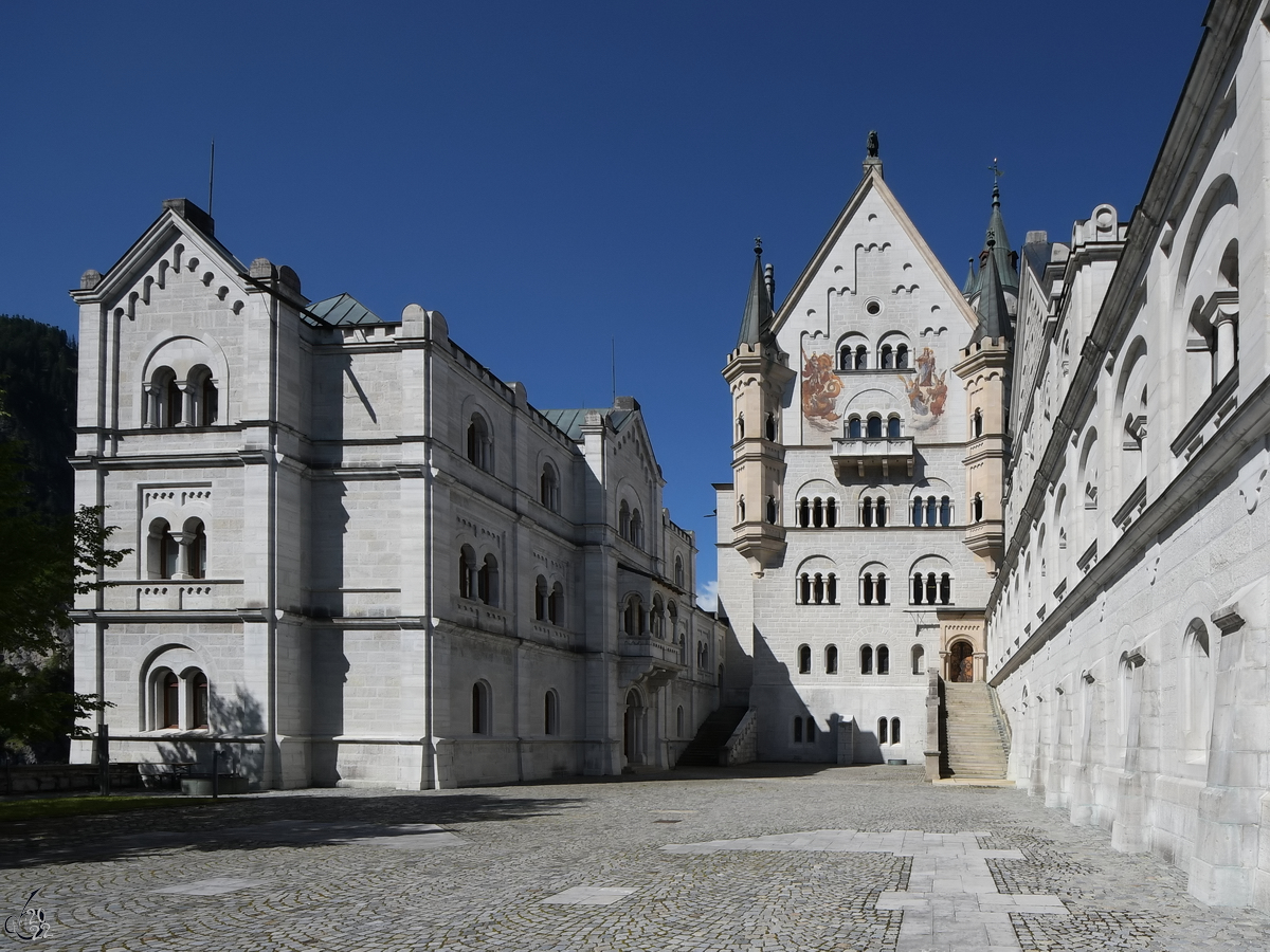 Der Innenhof des Schlosses Neuschwanstein, links die Kemenate, der Palas in der Mitte, rechts das Ritterhaus. (Hohenschwangau, Juli 2017)