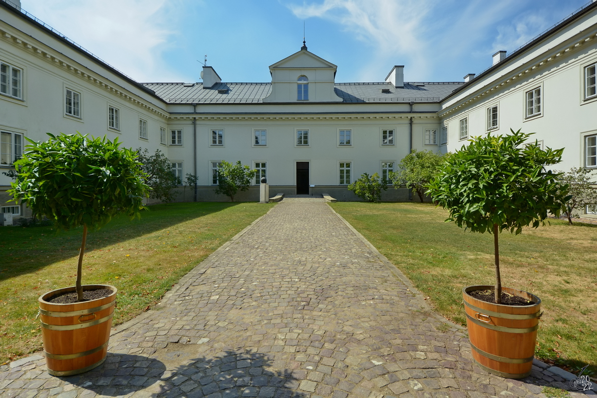 Der Innenhof der groen Offizine, einem im 17. Jahrhundert errichtetem Kchen- und Dienstgebude errichtet, welches spter als Fhnrichsschule genutzt wurde. (Warschau, August 2015)