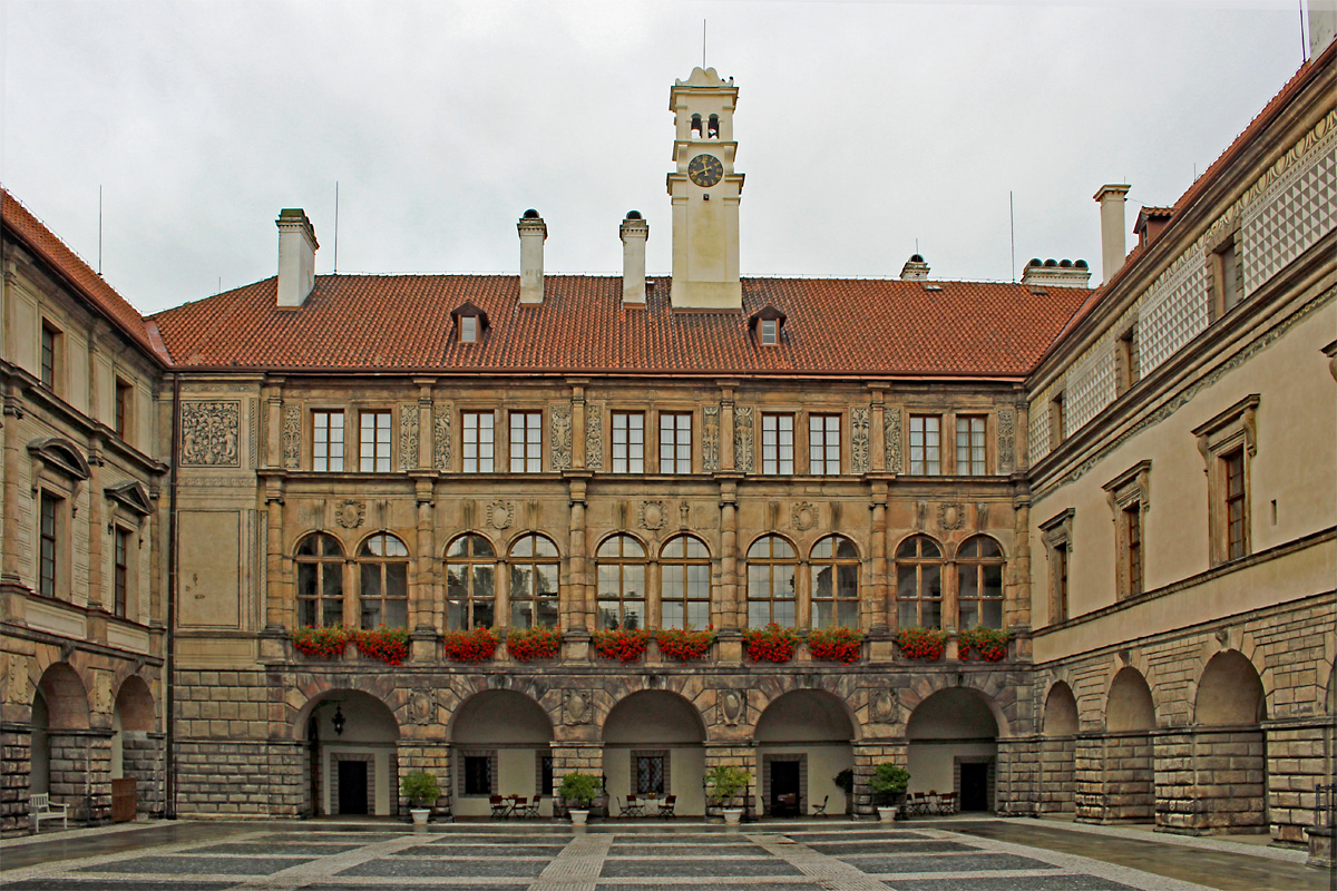 Der Innenhof vom Schloss  Nelahozeves in Mittelbhmen, am 10.10.2017 waren nur sehr wenige Besucher anzutreffen, so dass auch ungestrt fotografiert werden konnte (was ausdrcklich erlaubt und gewnscht war)