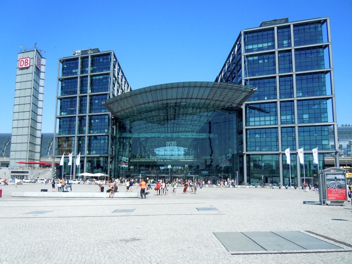Der im Jahre 2006 eröffnete Berliner Hauptbahnhof im Sommer 2013
