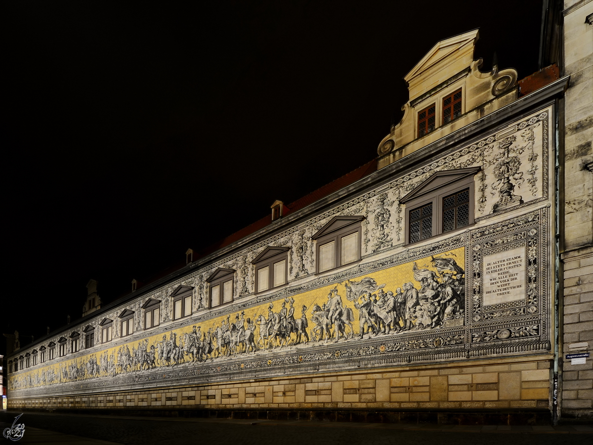 Der in den Jahren 1586 bis 1591 erbaute Lange Gang war Verbindungsbau zwischen dem Residenzschloss und dem Johanneum. Hier zu sehen die Auenfassade an der Augustusstrae in Dresden. (April 2014)