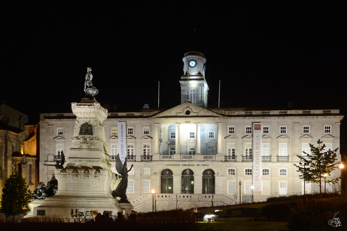 Der in den Jahren 1842 bis 1850 im neoklassizistischen Stil erbaute Brsenpalast (Palcio da Bolsa) reprsentiert die einst wirtschaftliche Bedeutung der Stadt Porto, davor das 1894 errichtete Denkmal fr Heinrich der Seefahrer (Monumento ao Infante Dom Henrique). (Mai 2013)