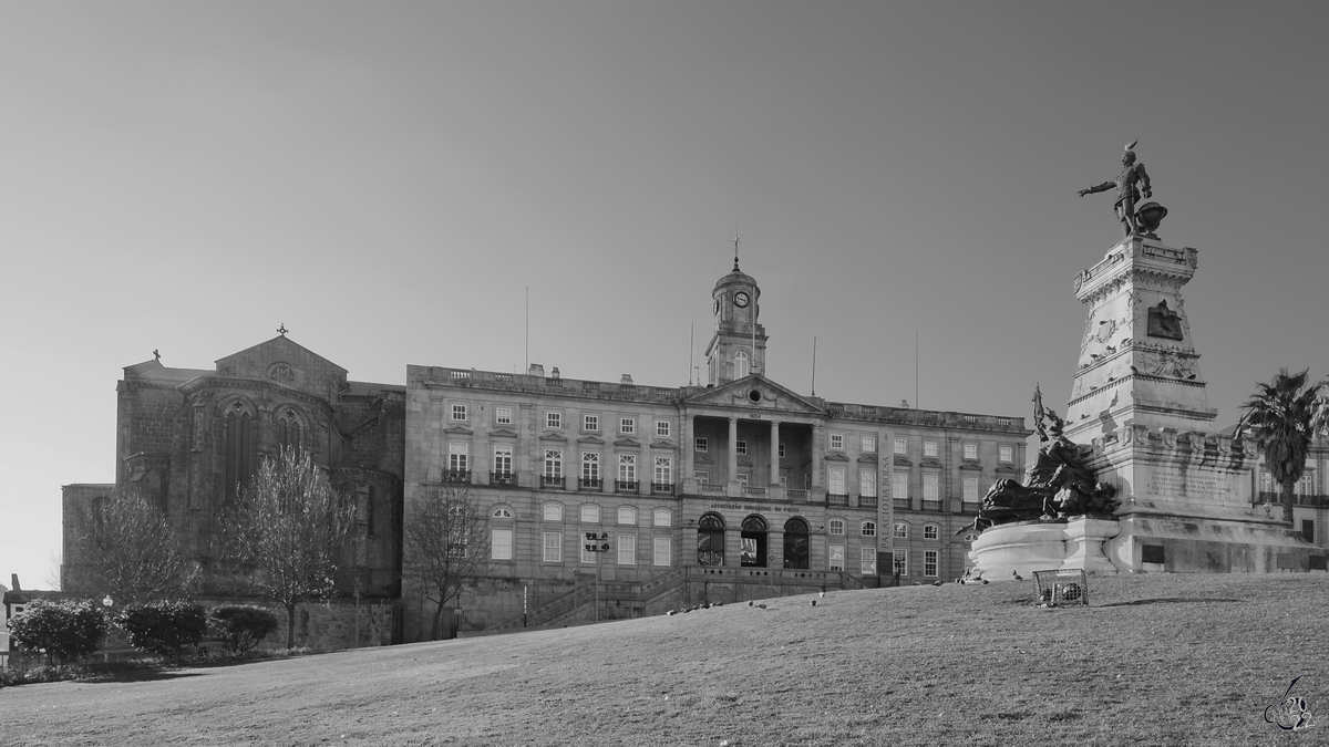 Der in den Jahren 1842 bis 1850 im neoklassizistischen Stil erbaute Börsenpalast (Palácio da Bolsa) repräsentiert die einst wirtschaftliche Bedeutung der Stadt Porto, davor das 1894 errichtete Denkmal für Heinrich der Seefahrer (Monumento ao Infante Dom Henrique). (Mai 2013)