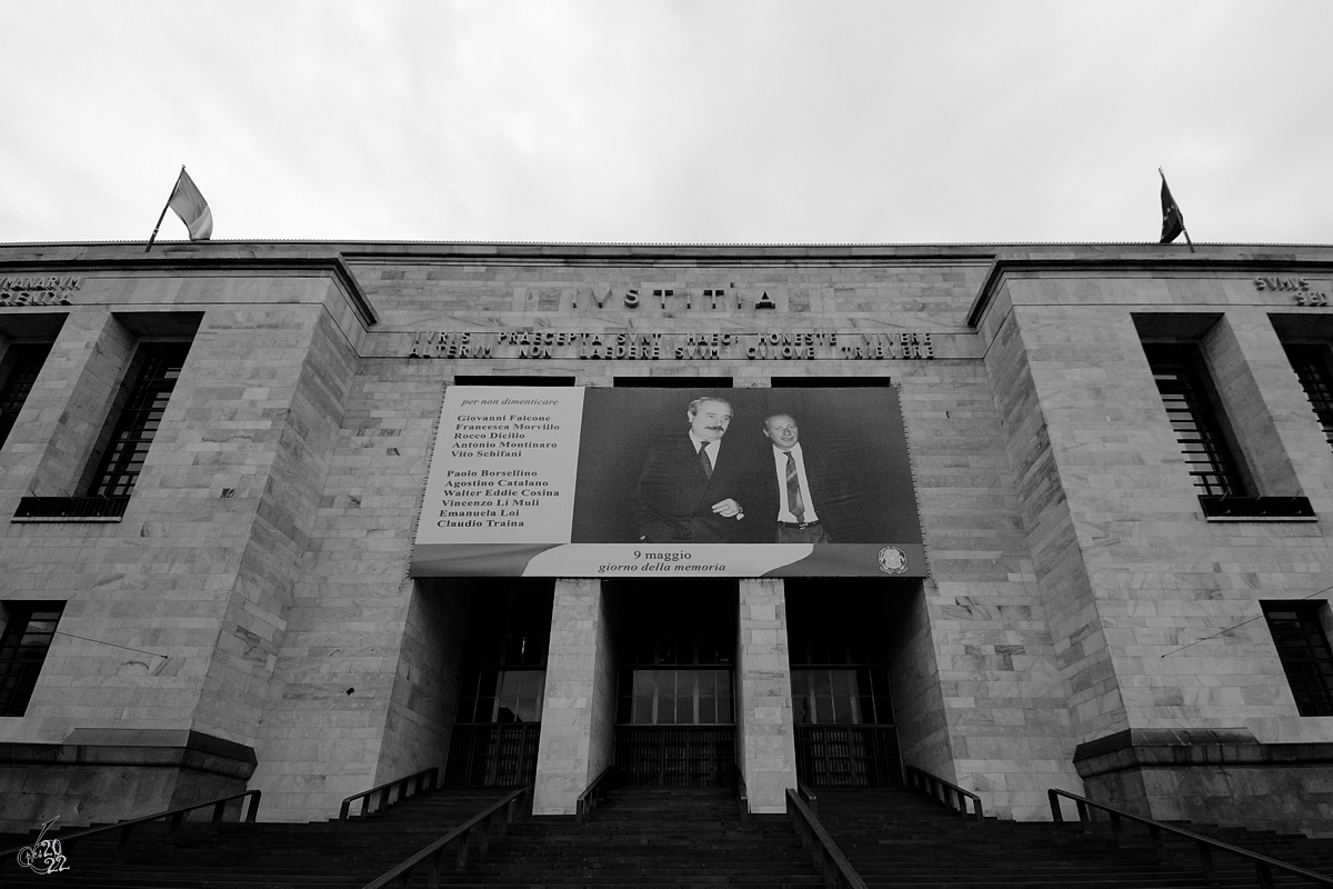 Der Justizpalast Mailand wurde zwischen 1932 und 1940 erbaut. (Mailand, Juni 2014)