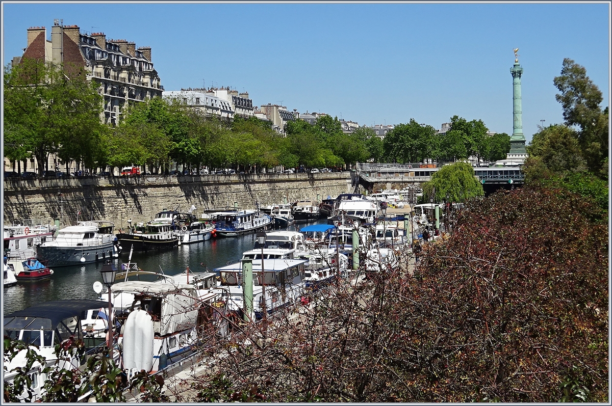 Der Kanal St-Martin fhrt von der Seine beim Quai de la Rape in den nrdliche Teil der Stadt und dies teils unterirdisch. Die drei folgenden Bilder zeigen den recht kurzen, ersten Abschnitt des Kanals von der Seine bis zur Bastille, deren weit in den Himmel reichende Sule im Hintergrund zu sehnen ist. 

15. Mai 2019