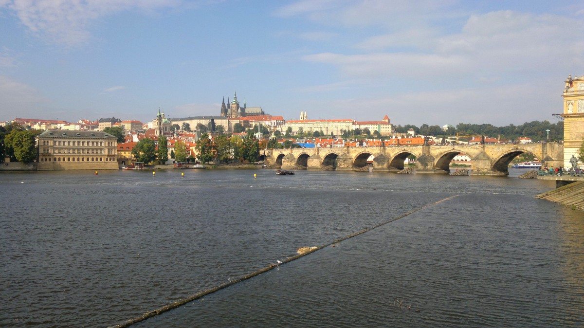 Der Karlsbrücke und im Hintergrund die Burg Hradčany(der Hradschin) am 26.9.2013.