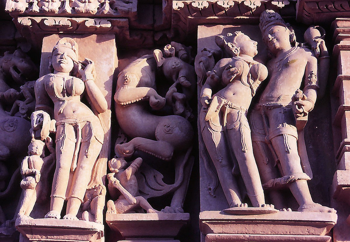Der Khajuraho-Tempel mit erotischen Darstellungen aus dem 10. bis 12. Jahrhundert gehört zum UNESCO-Weltkulturerbe. Aufnahme: Oktober 1988 (Bild vom Dia).