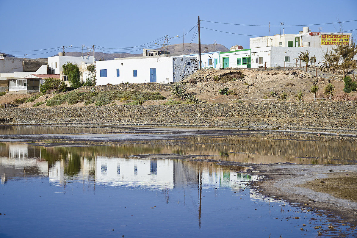Der kleine Fischerort Las Salinas an der Ostkste von Fuerteventura. Aufnahme: 20. Oktober 2017.