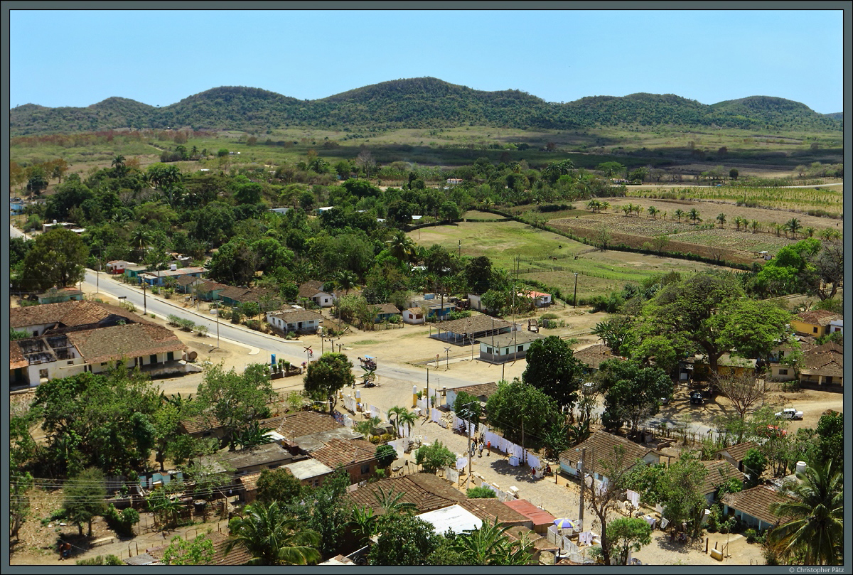 Der kleine Ort Iznaga in der Nhe der Stadt Trinidad entstand ab 1795 rund um das gleichnamige Landgut. Bekannt ist der Ort im Valle de los Ingenios aufgrund des Torre de Iznaga, einem 45 m hohen Turm. Im Zentrum des Dorfes liegt eine kleine Bahnstation, die von einem Ausflugszug aus Trinidad angefahren wird. (27.03.2017)