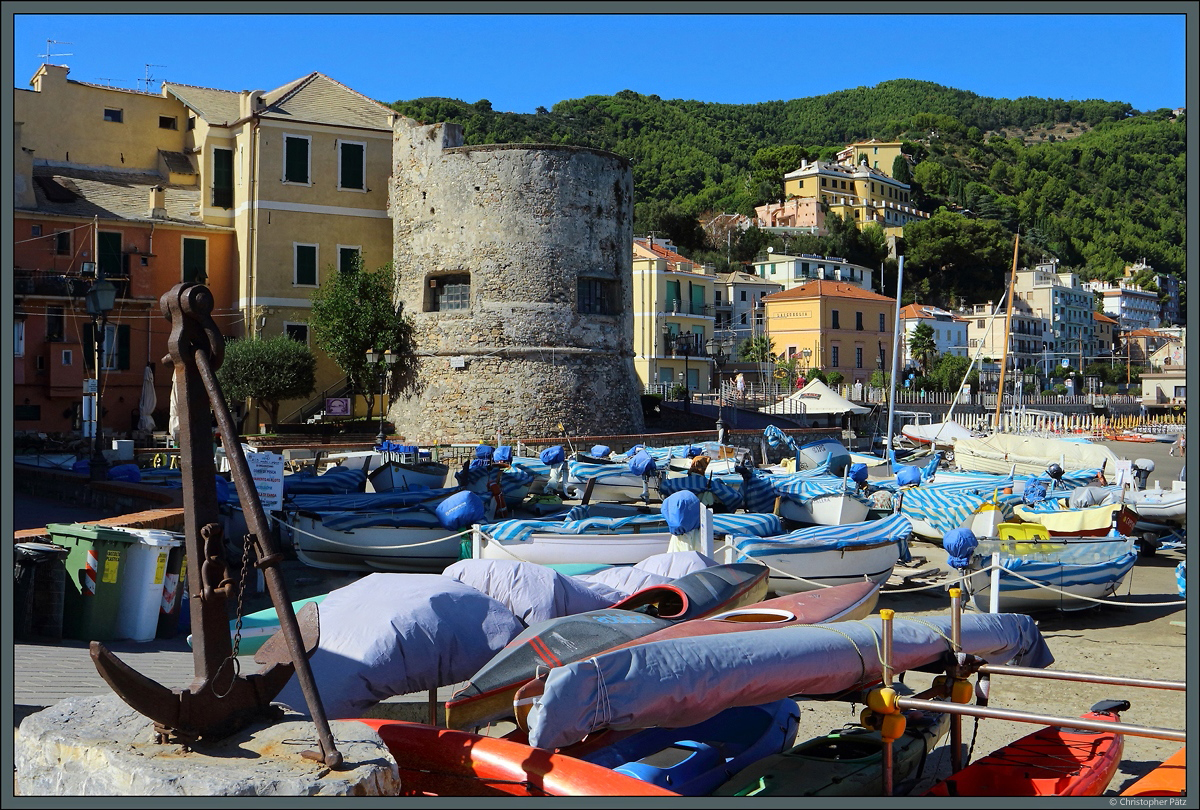 Der kleine Ort Laigueglia liegt etwas abseits der touristischen Hotspots an der ligurischen Riviera, hat sich dafr aber viel vom ursprnglichen Charme bewahrt. Vor dem Wachturm Torrione del Cavallo aus dem 16. Jahrhundert liegen zahlreiche Boote auf dem Strand. Rechts davon ist das Bahnhofsgebude zu sehen. (25.09.2018)