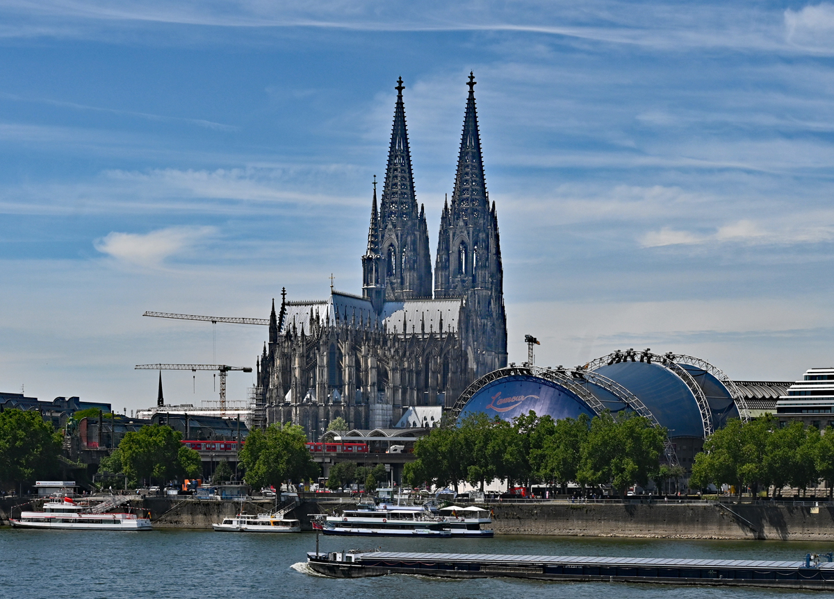 Der Klner Dom und rechts daneben der Musical Dom am Rheinufer Kln - 12.07.2022