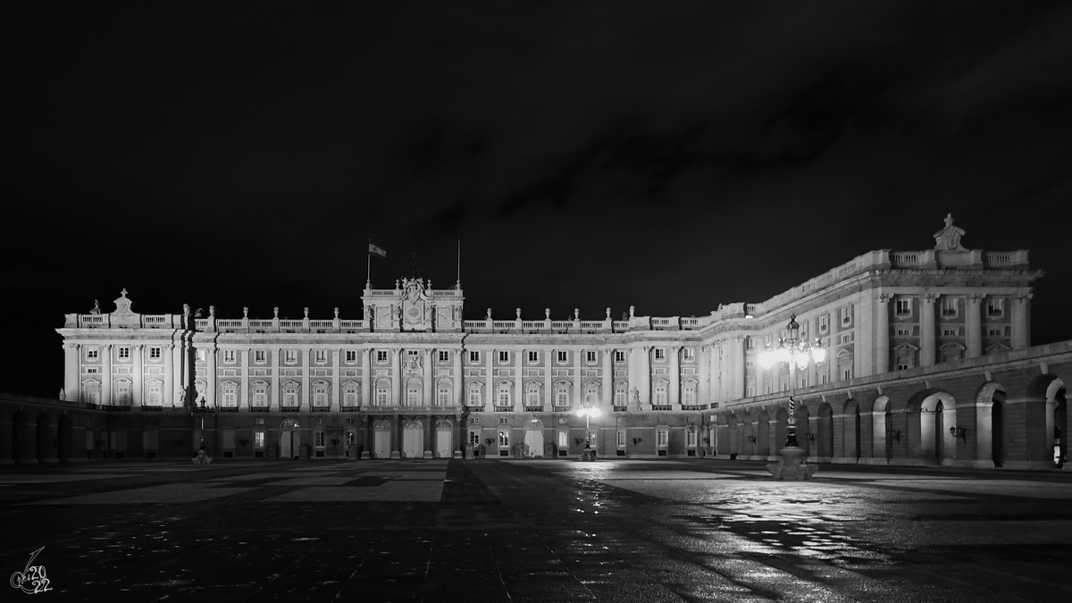 Der Knigliche Palast (Palacio Real) in Madrid wurde in den Jahren 1738 bis 1764 im Barockstil erbaut und ist die offizielle Residenz der spanischen Knige. (November 2022)