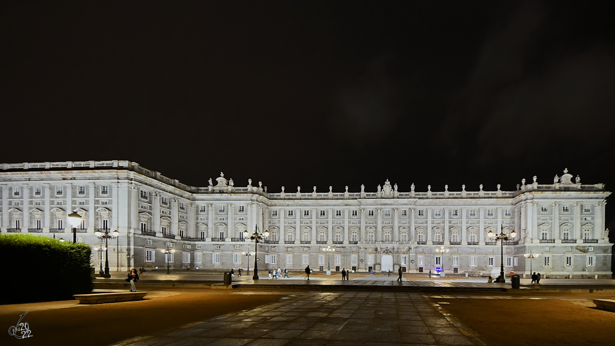 Der Knigliche Palast (Palacio Real) in Madrid wurde in den Jahren 1738 bis 1764 im Barockstil erbaut und ist die offizielle Residenz der spanischen Knige. (November 2022)