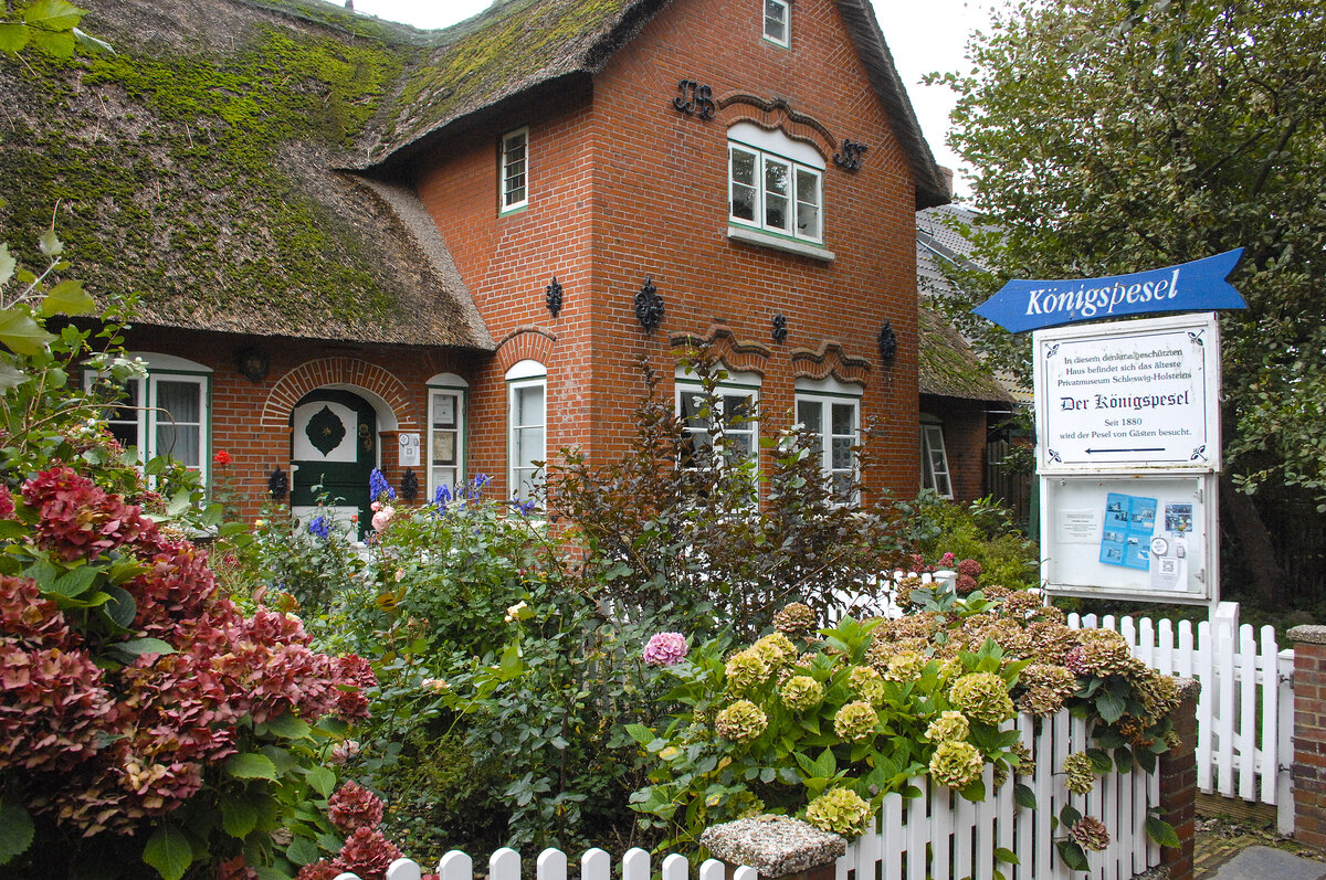 Der Knigspesel ist ein kulturgeschichtliches Museum auf der Hallig Hooge im Kreis Nordfriesland in Schleswig-Holstein. Das Museum wird als Privatmuseum gefhrt. Aufnahme: 4. Oktober 2021.