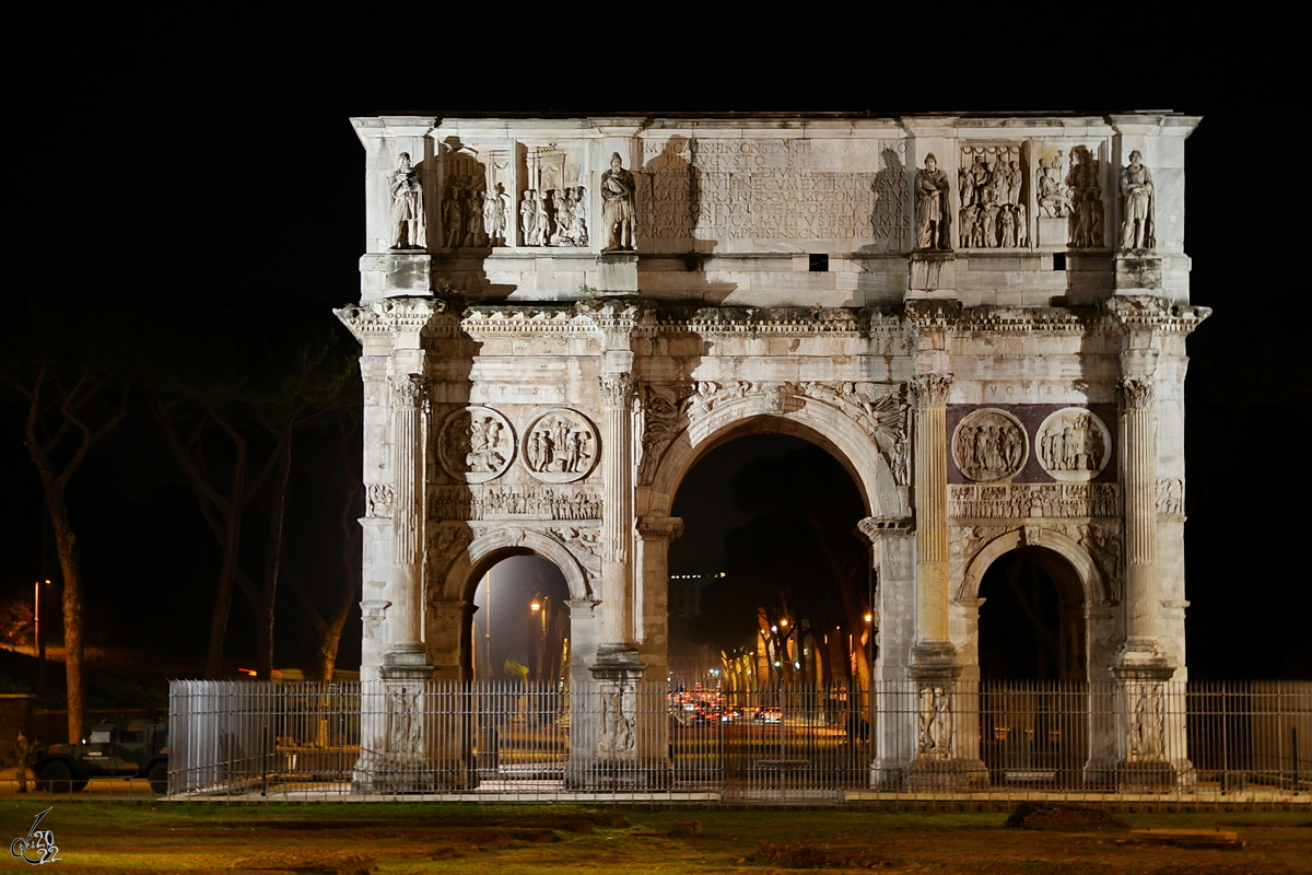 Der Konstantinsbogen (Arco Di Costantino) wurde im Jahr 315 nach Christus anlsslich des zehnten Regierungsjahres Konstantins feierlich eingeweiht. (Rom, Dezember 2015)