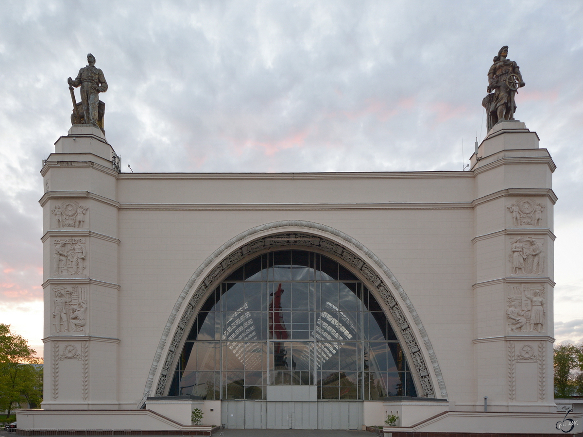 Der Kosmospavillon als Teil der Ausstellung der Errungenschaften der Volkswirtschaft (WDNCh) in Moskau. (Mai 2016)