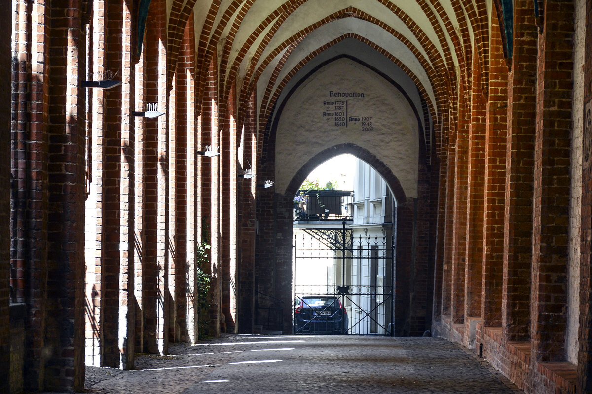 Der Kreuzgang am Schweriner Dom ist - obwohl mittelalterlich - im Wesentlichen jngeren Datums als der Dom selbst. Der Ostflgel mit dem Kapitelsaal fr Versammlungen und dem Dormitorium, dem Schlafsaal, wurde gebaut ab 1392 gebaut, um 1463 war Nord- und Westflgel vollendet; 1484 wurde auf alle Teile ein Obergeschoss aufgesetzt. Aufnahme: 18. Juni 2022.